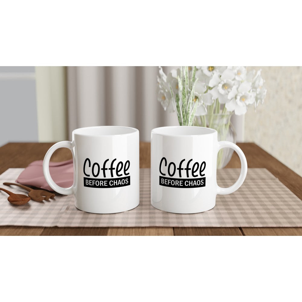Coffee Before Chaos – Lustige Tasse (Weiße Keramik 330 ml)