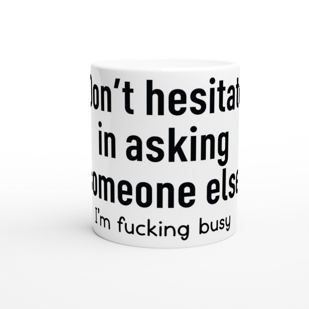 „Don't Hesitate—I'm Fucking Busy“ – Lustige Tasse (Weiße Keramik 330 ml)