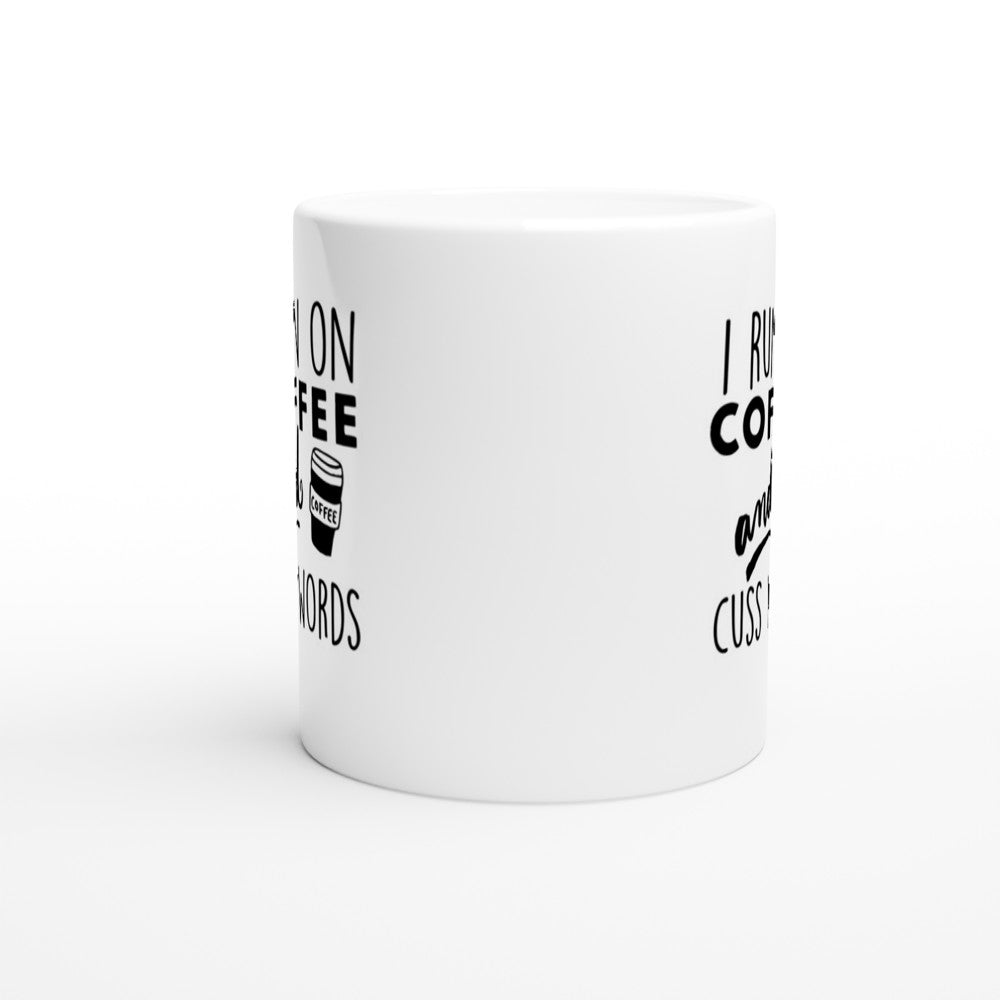 Ich laufe mit Kaffee und Schimpfwörtern (Stil Zwei) – Lustige Tasse (weiße Keramik, 330 ml)
