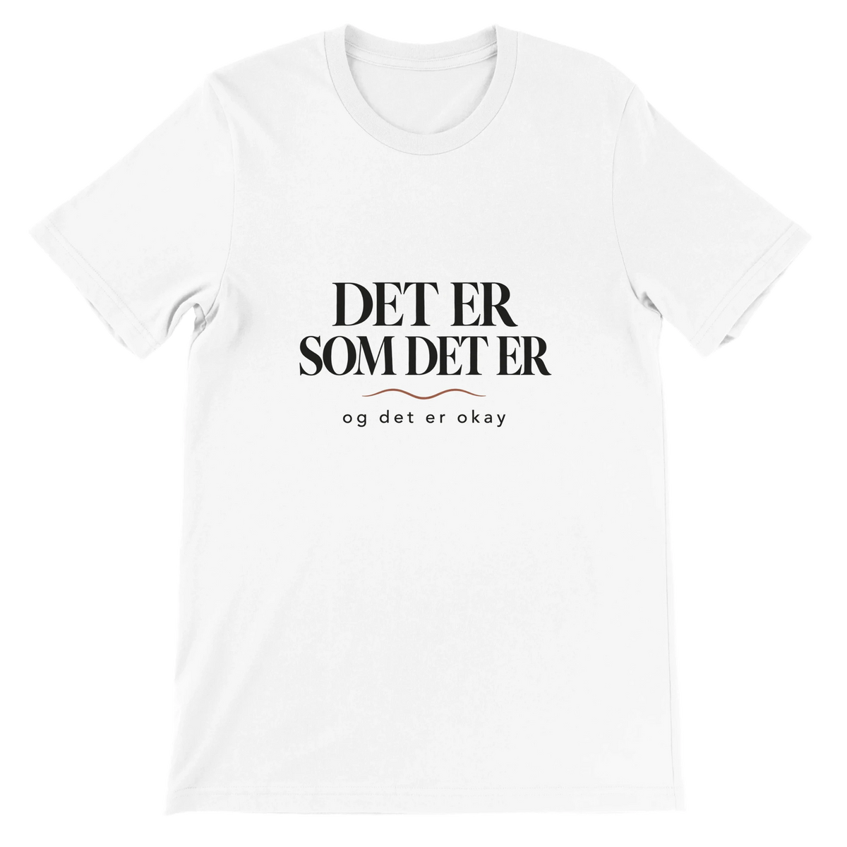 Dansk T-shirt med teksten Det Er Som Det Er og det er okay