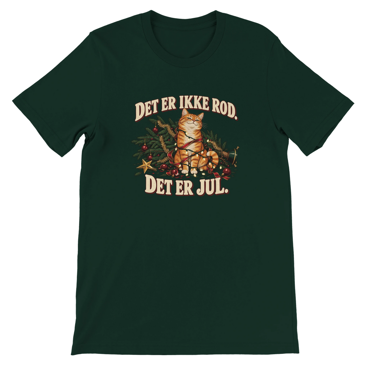 Unisex jule-T-shirt med en orange kat i et væltet juletræ med lyskæde og teksten “Det er ikke rod. Det er jul.”