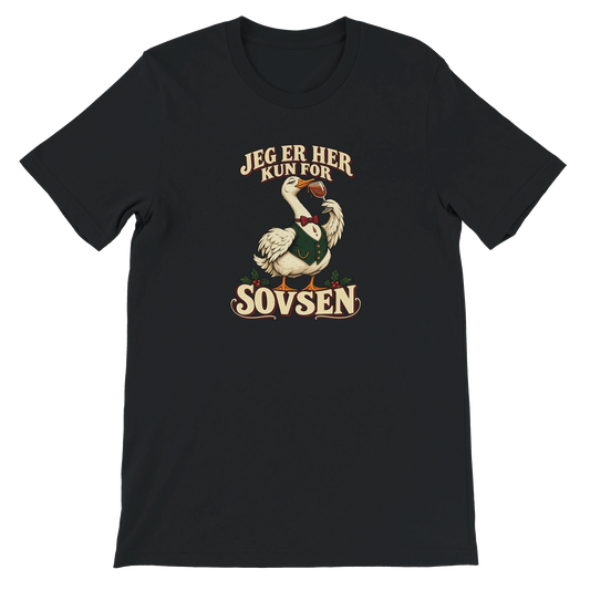 Unisex jule-T-shirt med en gås i vest og butterfly, et vinglas med brun sovs og teksten “Jeg er her kun for sovsen”.