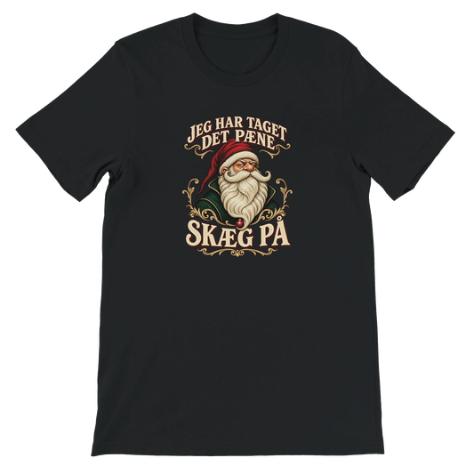 Unisex jule-T-shirt med en nisse med bølget skæg, en julekugle og teksten “Jeg har taget det pæne skæg på”.
