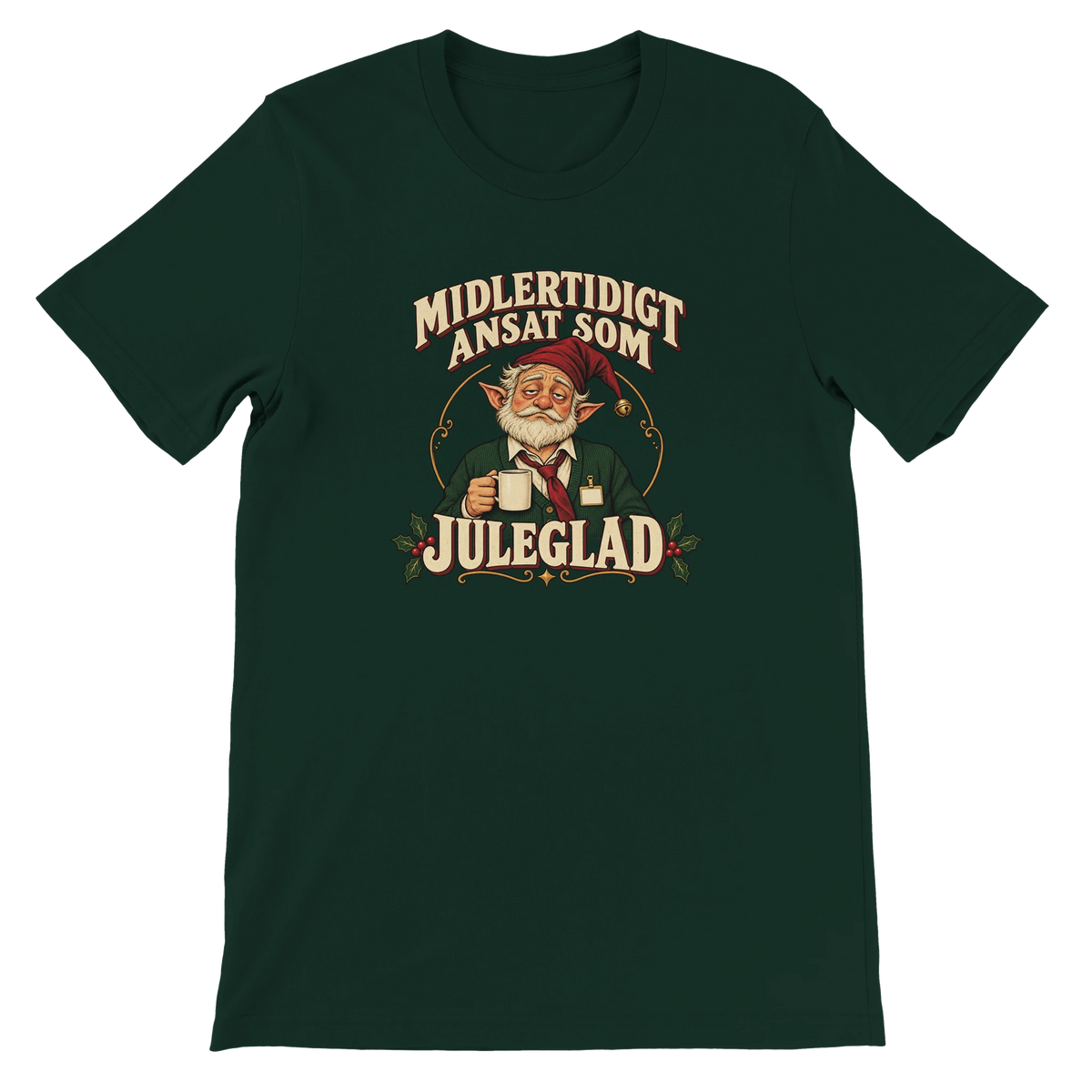 Unisex jule-T-shirt med en træt nisse med kaffekop, slips og navneskilt samt teksten “Midlertidigt ansat som juleglad”.