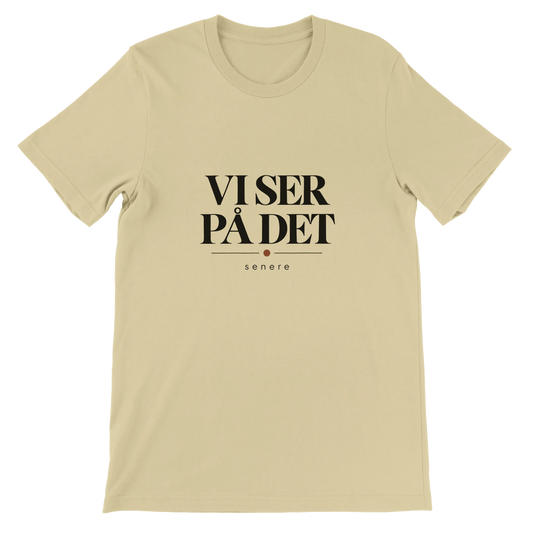 Dansk T-shirt med teksten Vi Ser På Det og underteksten senere