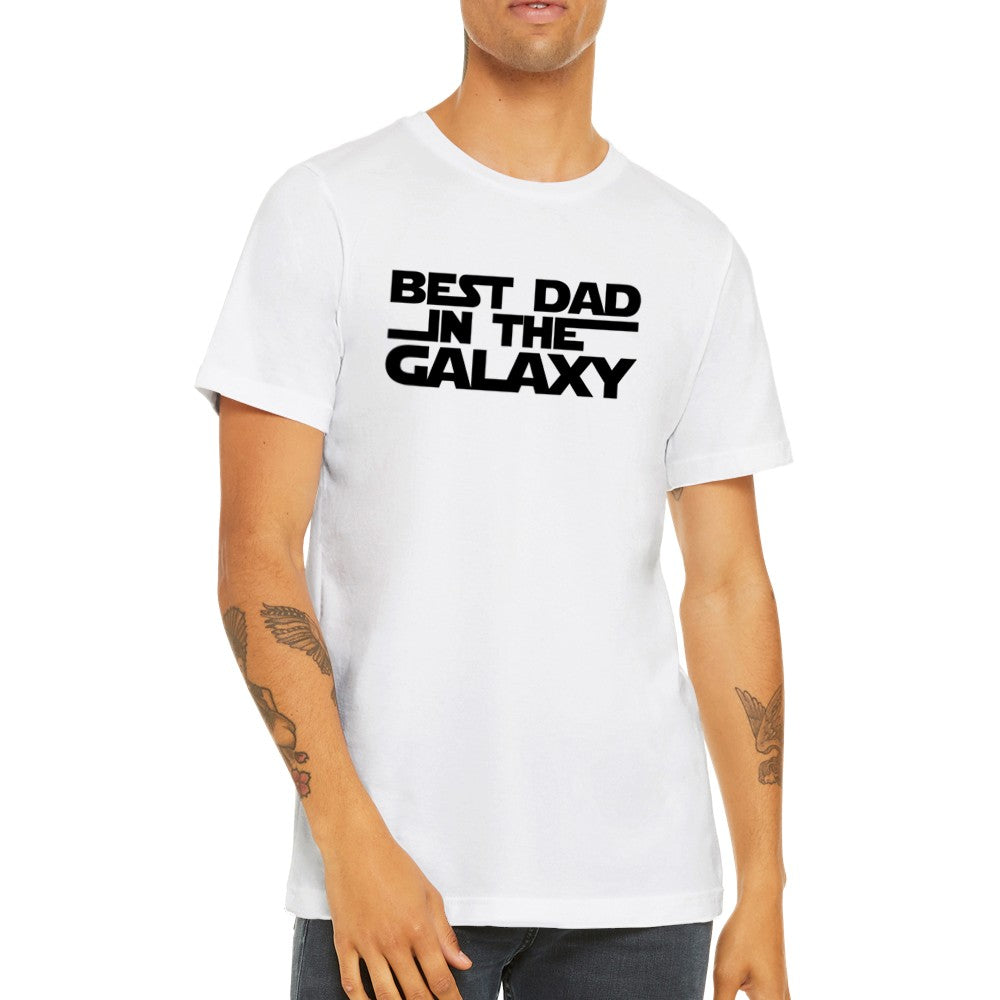 Sort unisex T-shirt med teksten Best Dad in the Galaxy og rumdesign