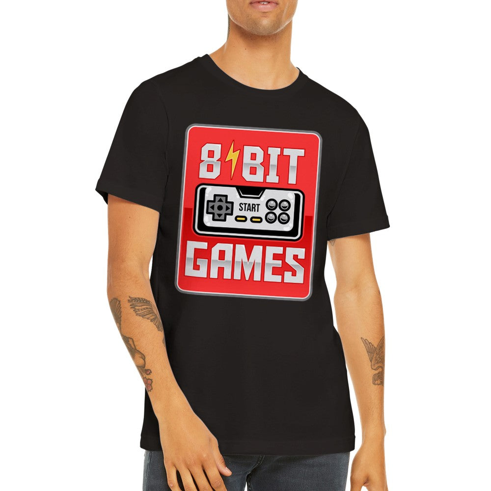 Unisex gaming T-shirt med farverigt 8-bit pixelmotiv inspireret af klassiske arkadespil
