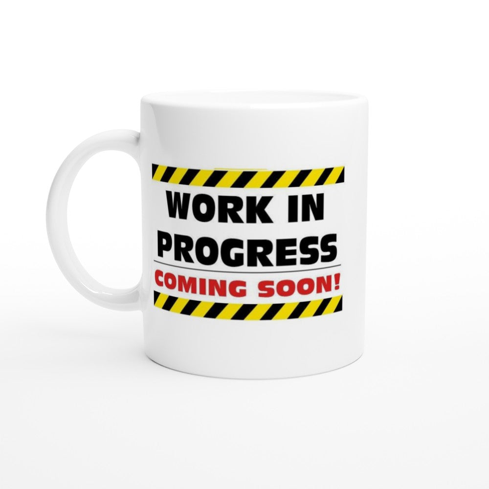 Hvidt 330 ml keramikkrus med Work in Progress citat trykt på begge sider