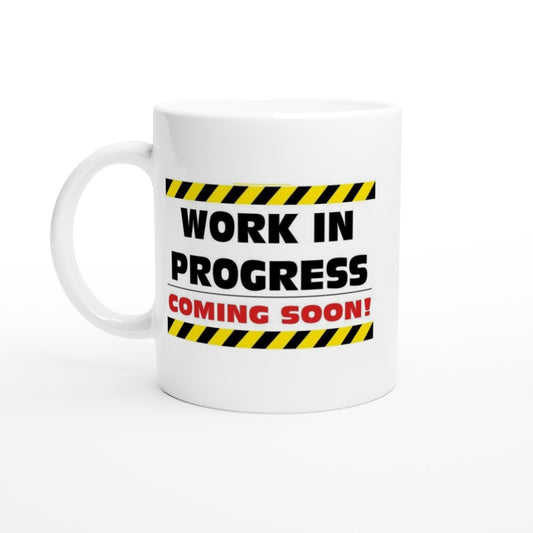 Hvidt 330 ml keramikkrus med Work in Progress citat trykt på begge sider