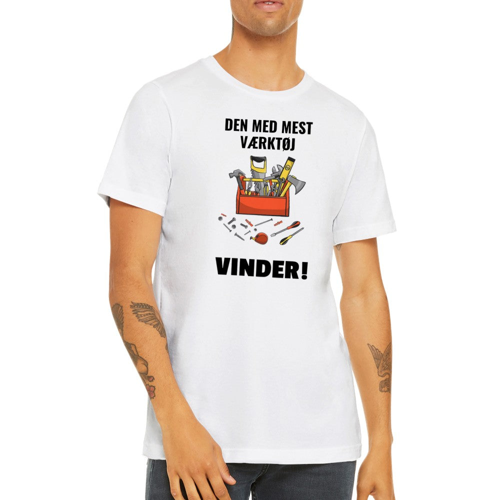 Zitat T-Shirt - Handwerker - Derjenige mit den meisten gewonnenen Werkzeugen - Premium Unisex T-Shirt 