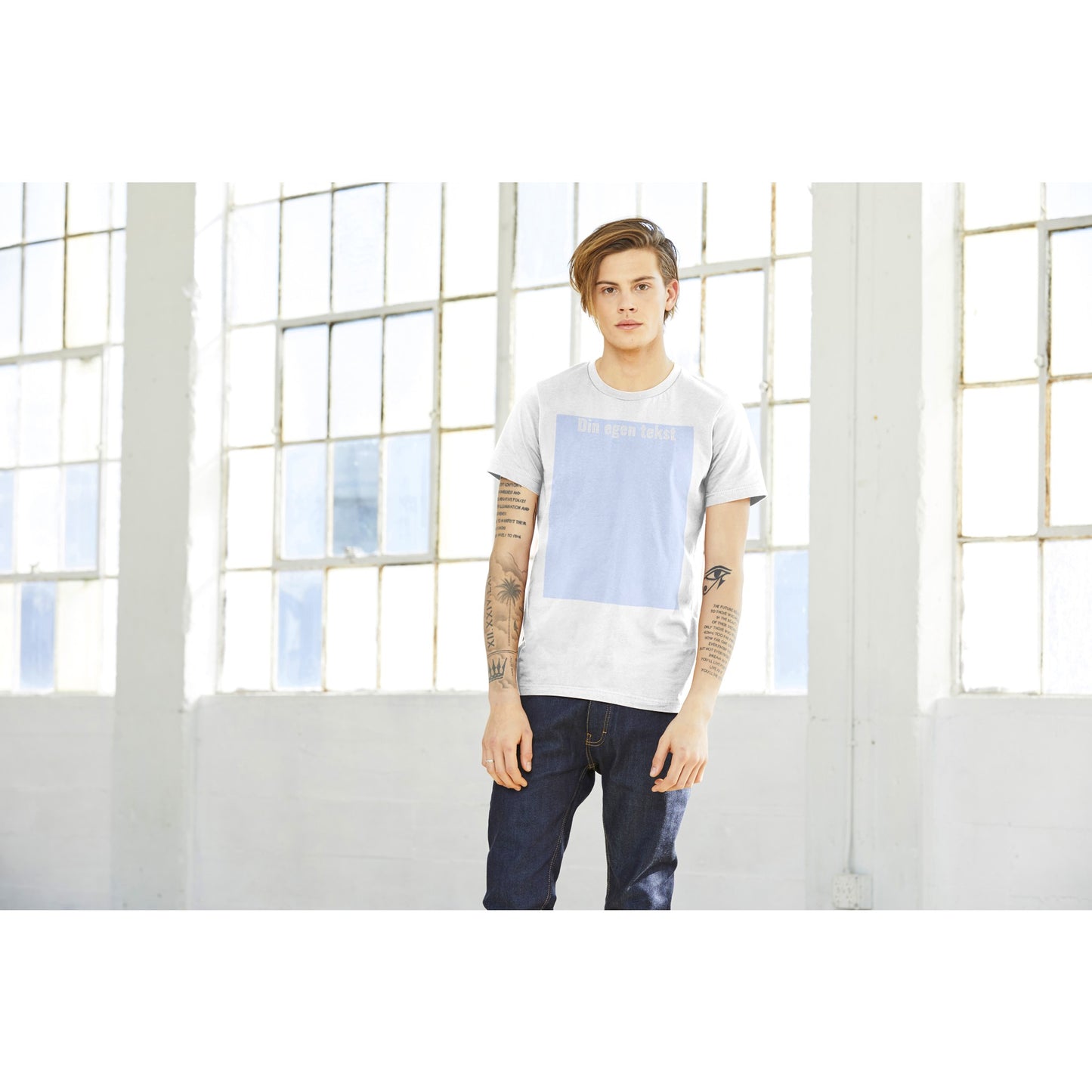 Design Selv T-shirt (billede eller (HVID) tekst ) Ung fyr iført Premium Unisex hvid T-shirt  med tekst og billede boks på t-shirt