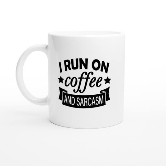 Becher – lustiges Kaffee-Zitat – ich laufe auf Kaffee und Sarkasmus