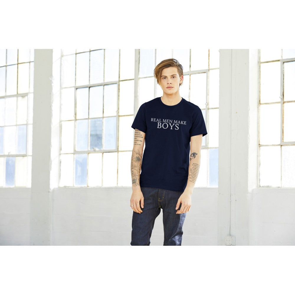 Zitat T-Shirts - Echte Männer machen Jungs - Premium Unisex T-Shirt 