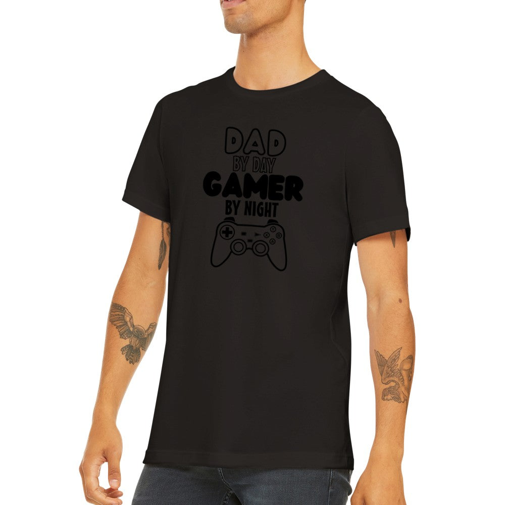 Far Citater - Dad By Day Gamer By Night sort Premium Unisex T-shirt