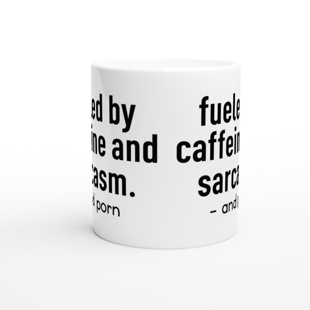 Tasse – lustiges Kaffee-Zitat – angetrieben von Koffein und Sarkasmus