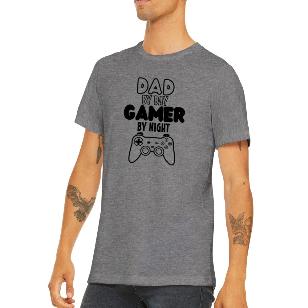 Citat T-shirt - Far Citater - Dad By Day Gamer By Night Premium Unisex T-shirt
