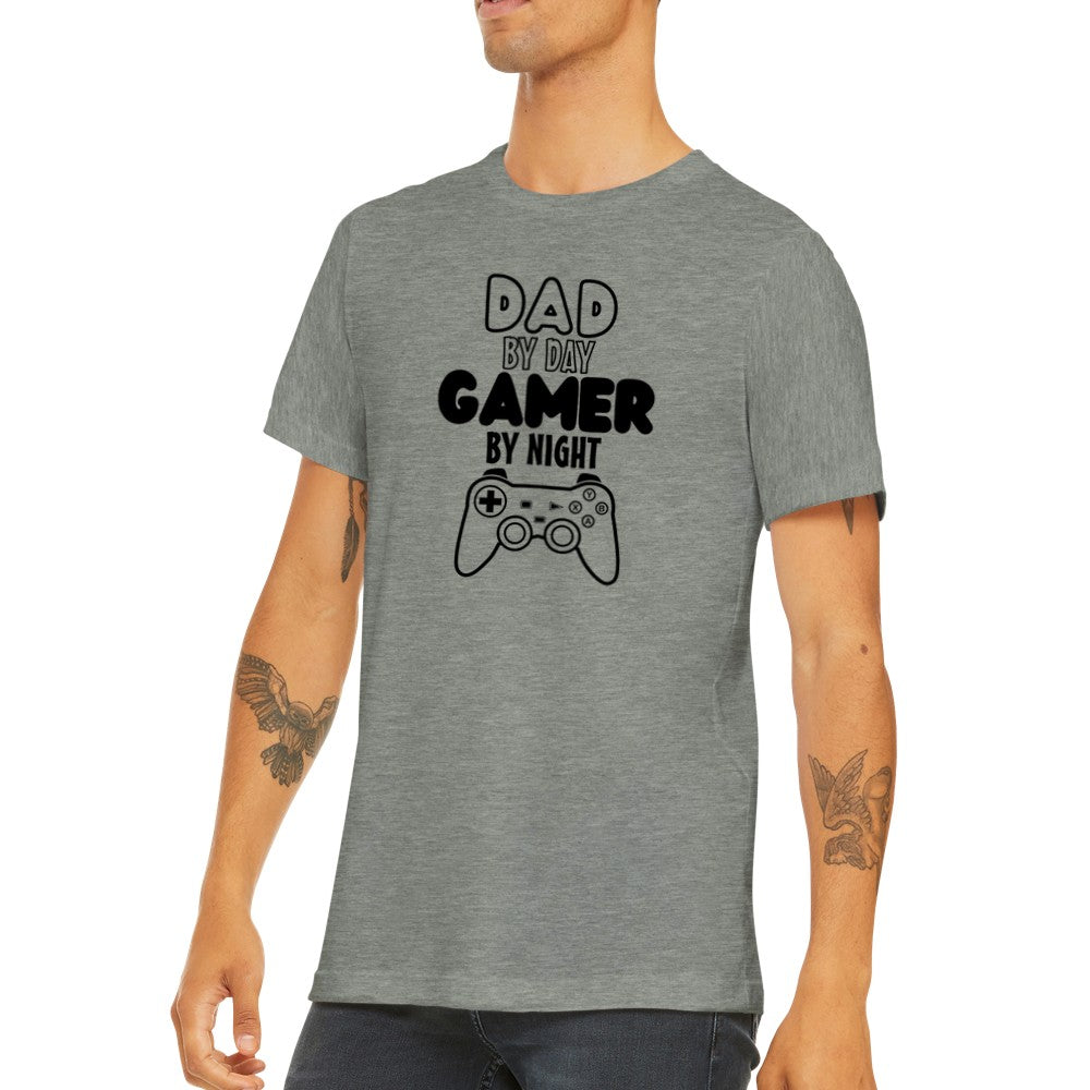 Far Citater - Dad By Day Gamer By Night lys grå meleret Premium Unisex T-shirt