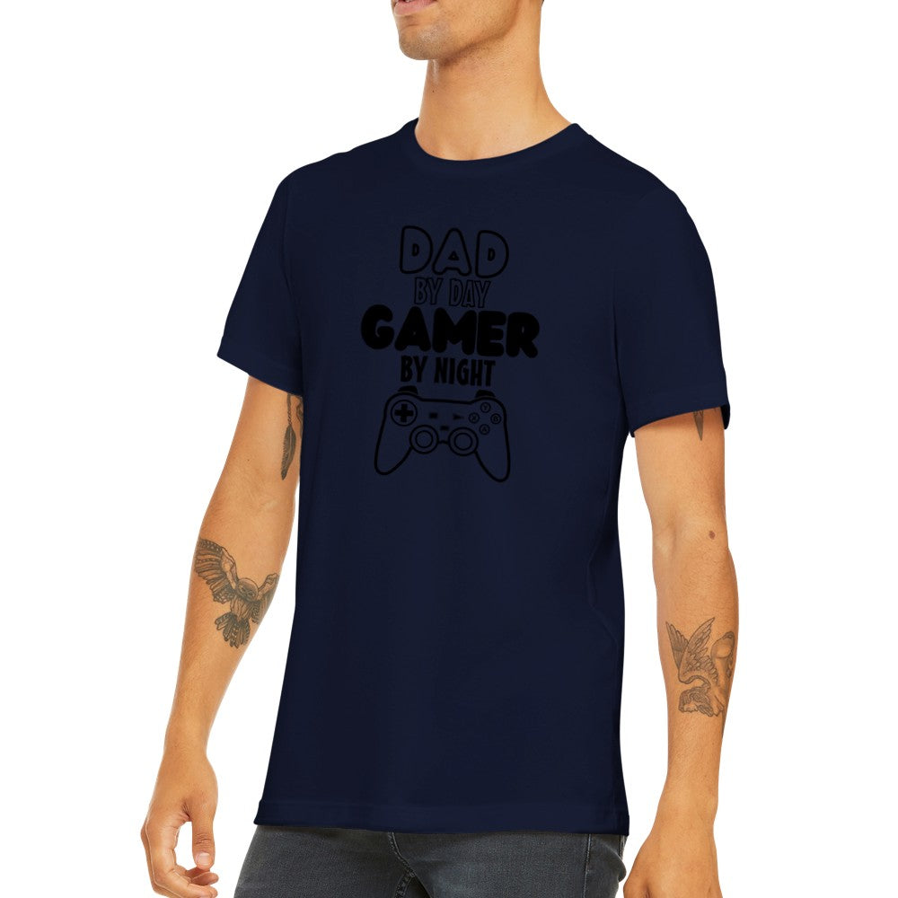 Far Citater - Dad By Day Gamer By Night Navy Premium Unisex T-shirt